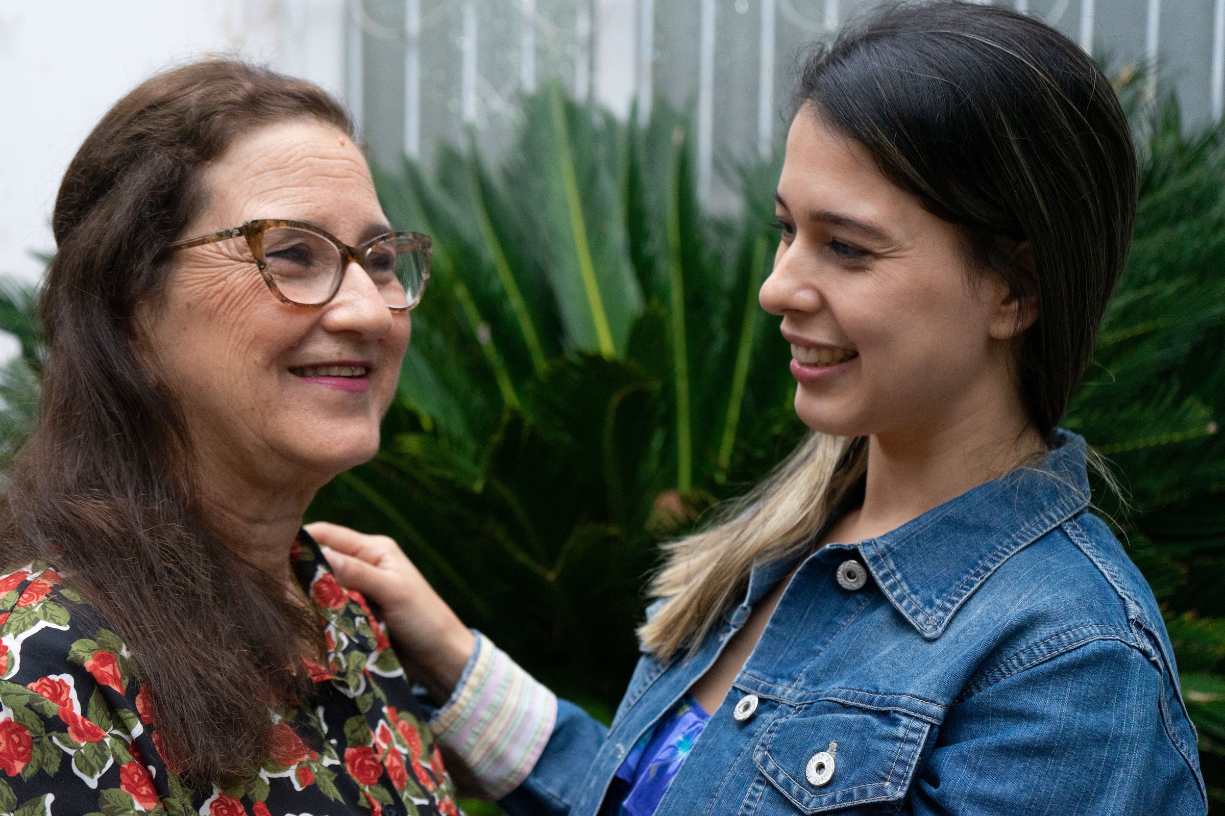 Maria, person living with cervical cancer in Paraguay (on the left), with her daughter (on the right)