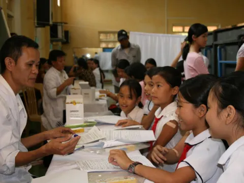 HPV immunization in Vietnam. Image from Photoshare