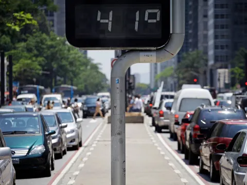 Street thermometer in São Paulo showing 41 degrees 