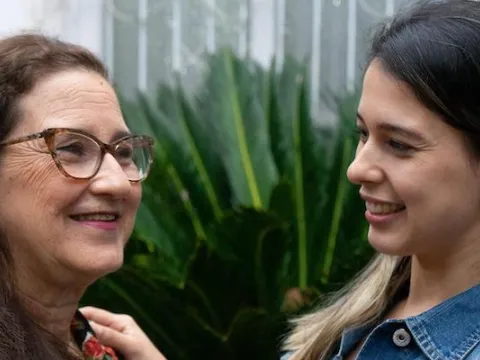 A woman living with cancer in Paraguay smiling with her daughter